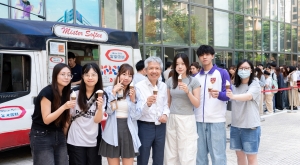 作为方大新成员，校长张仁良教授表示，上任首月便能与方大同仁预祝中秋令他倍感兴奋。他说：「中秋节提醒我们团聚的重要性。在新学期伊始便能与师生同仁共享佳节美食，别具意义。」